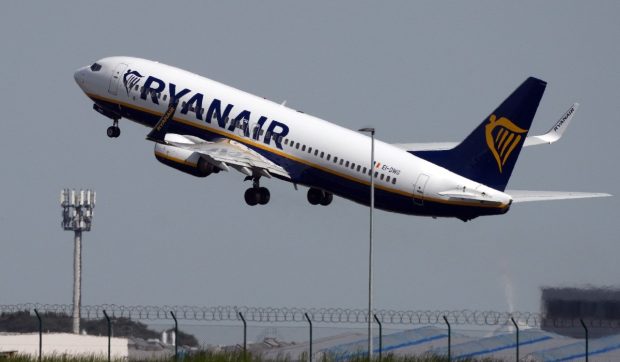 O sută de mii de pasageri ai Ryanair ar putea avea zborurile anulate săptămâna viitoare