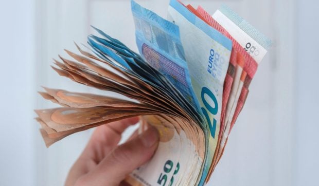 O femeie din Ploiești s-a îndrăgostit pe Tinder și a plătit 200.000 de euro unui cetățean care se dădea patron de companie petrolieră