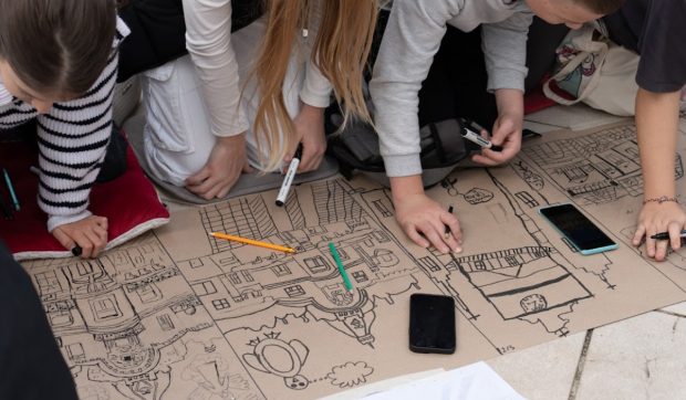 Aproape 600 de copii din Oradea au desenat cea mai lungă bandă desenată din România