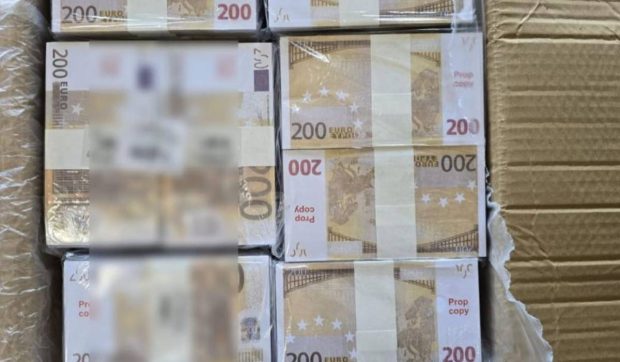 Val de glume, după ce s-a descoperit că bancnotele false din Constanța erau recuzită. Poliția Română: „Mai bine să fim ironizați”
