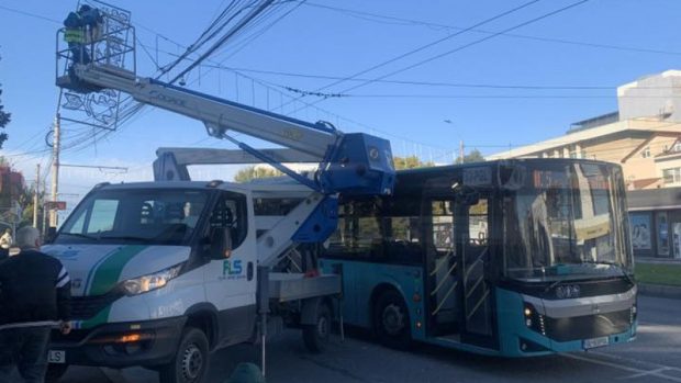 Un bărbat din Galați a ajuns la reanimare, după ce un autobuz a lovit utilajul în care se afla în timp ce punea ornamentele de Crăciun