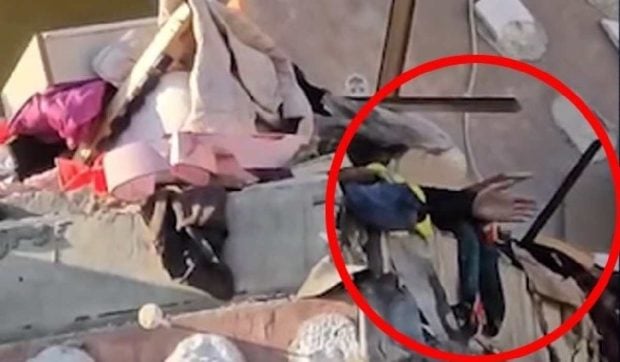 Prins sub dărâmături, un supraviețuitor din Rahova a cerut ajutorul salvatorilor VIDEO