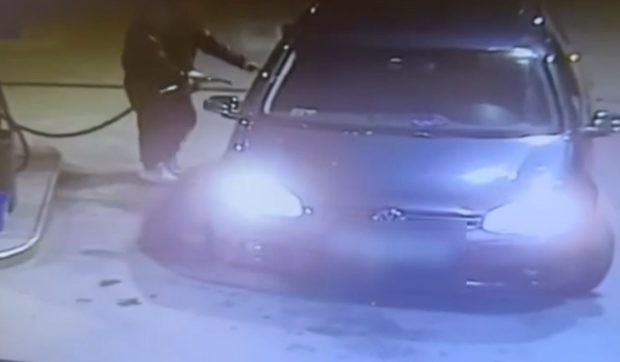 Un bărbat din Timișoara, supărat foc pe un Volkswagen Golf, a dus mașina într-o benzinărie și a stropit-o cu benzină