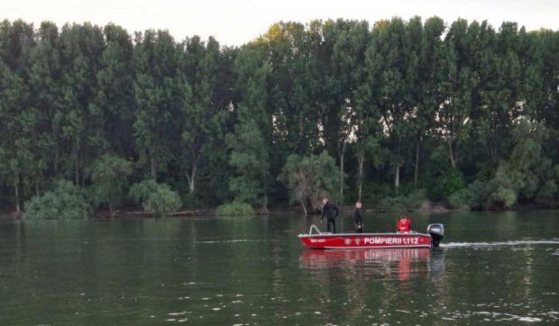 Accident naval la Galați: o ambarcațiune cu trei oameni la bord, printre care și un minor, s-a lovit violent de o barjă în timp ce traversa Dunărea