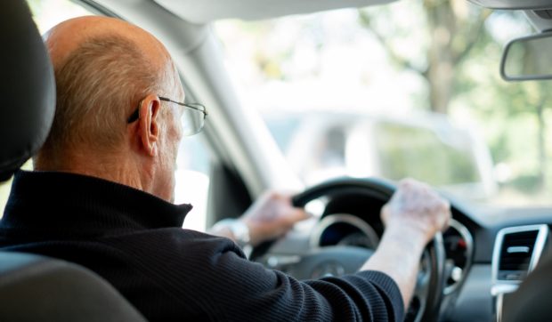 Șofer de 90 de ani, prins cu un permis de conducere vechi de 32 de ani, care expirase: „A parcat izbindu-se de zid”