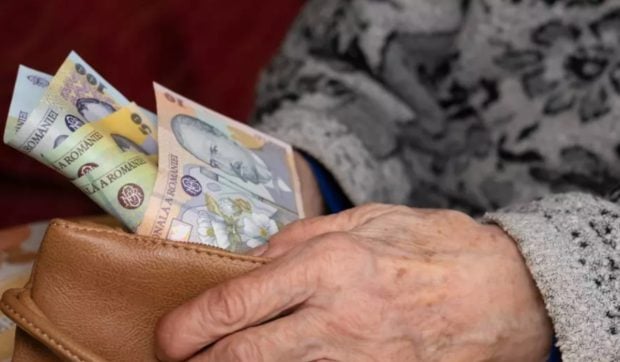 Mii de pensionari nu mai primesc pensie de luna aceasta. Ce au uitat să facă