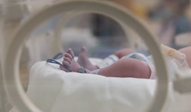 Moartea unei fetițe de 7 săptămâni, după tratament în două spitale din vestul țării, investigată de Colegiul Medicilor