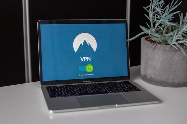 Beneficiile unui VPN dedicat față de un VPN comercial standard