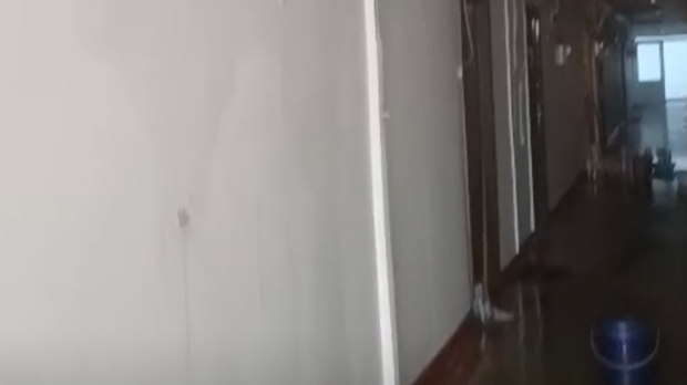Zeci de apartamente din Galați au fost inundate într-un bloc recent reabilitat. „Nu s-au gândit că vin ploile?”