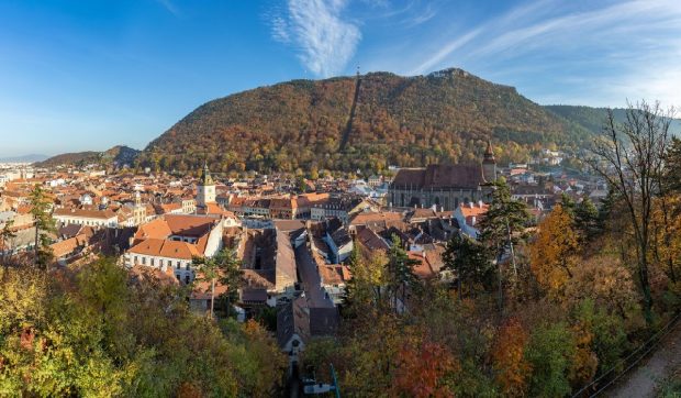 O destinație din România, pe lista de recomandări pentru călătoriile de toamnă: „Păduri învăluite în ceață, castele istorice și sate medievale”