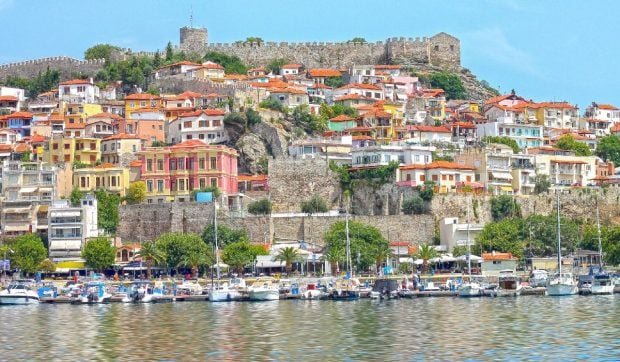 Bulgarii cumpără cu miile case și terenuri în Grecia. Cât costă metrul pătrat în Kavala, orașul-port de la Marea Egee