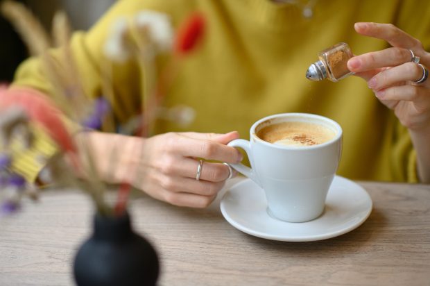 Cele două condimente pe care, dacă le adaugi în cafea zilnic, ajută la îmbunătățirea sănătății inimii și reduc inflamațiile