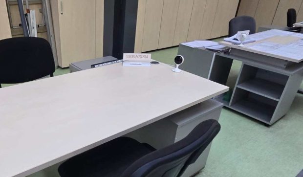 În birourile unei primării din Brașov, unde angajații interacționează cu cetățenii, au fost instalate camere video. „Scopul nu este punitiv”