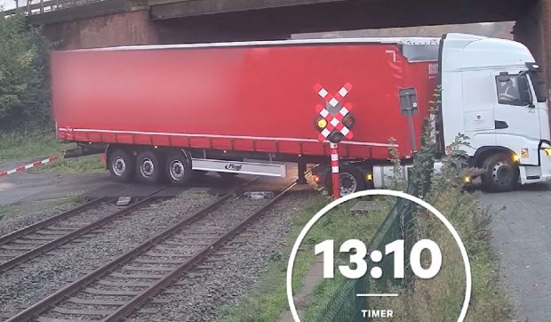 Momentul în care un tren intră într-un TIR blocat pe șine. Camionul a fost târât câțiva zeci de metri, în Belgia