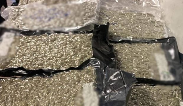 Un albanez a zburat în România cu 22 de kilograme de canabis la îndemână. A fost oprit pe Aeroportul Otopeni