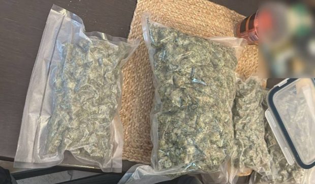 Un bărbat de 46 de ani, arestat preventiv după ce ar fi adus 8 kilograme de canabis din Spania în România, printr-o firmă de curierat