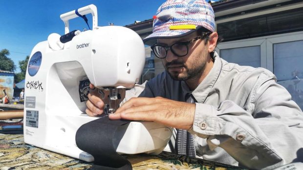 O carpetă a devenit geacă, la Timișoara. ONEK, livratorul-croitor, a început să transforme produsele second în pandemie