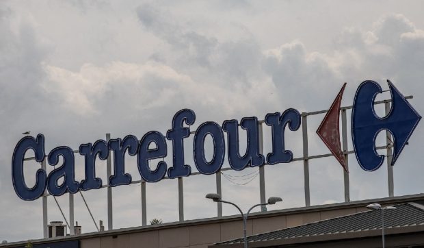 Românii cu o avere de 2,5 miliarde de dolari care vor să cumpere magazinele Carrefour din România