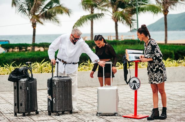 Imagine Stire Câți bani ar fi primit Cătălin Botezatu pentru participarea la Asia Express 2025. Cu Olga Barcari și Karmen a făcut echipă | 2review.ro