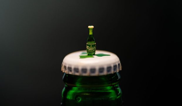 Cea mai mică sticlă de bere din lume este cât o boabă de orez și are doar o picătură de bere fără alcool