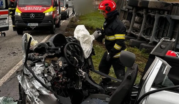 Doi tineri au murit pe loc la Cluj, în Câțcău, după ce mașina în care se aflau s-a izbit de un camion