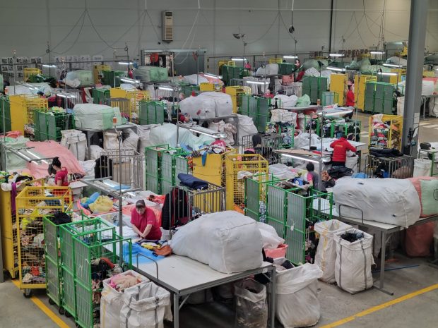 Am văzut cum se reciclează hainele secondhand în cel mai mare centru de sortare din Europa de Est, deschis în Bulgaria. Manager: „În fabrica noastră lucrează aproape numai femei”