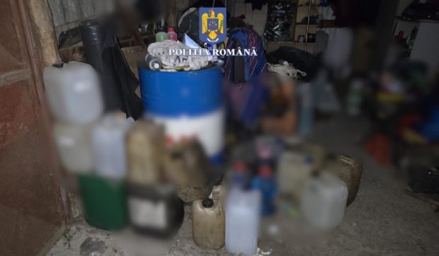 Angajați CFR Marfă, suspectați că furau piese de locomotivă și motorină. Percheziții în București și patru județe