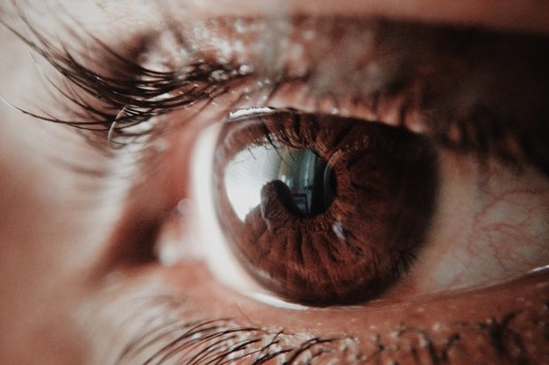 Chirurgia refractivă versus lentile de contact: care este investiția mai bună pe termen lung?