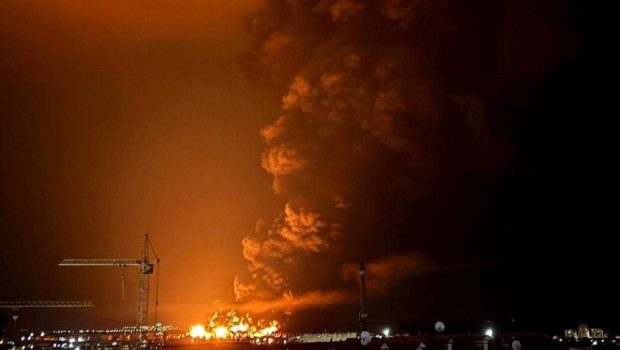„Cel puțin 5 rezervoare” – Dronele ucrainene au provocat un incendiu masiv la cel mai mare terminal petrolier al Rusiei din Crimeea ocupată