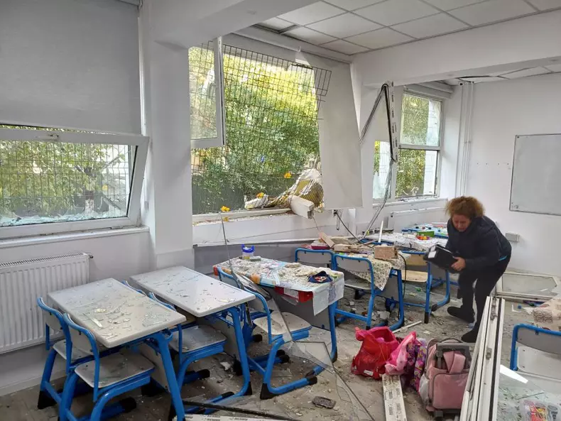 Liceul „Dimitrie Bolintineanu”, afectat de suflul exploziei din Rahova, a fost închis temporar. Prefectul Capitalei: „Elevii  vor învăța online pentru o săptămână”