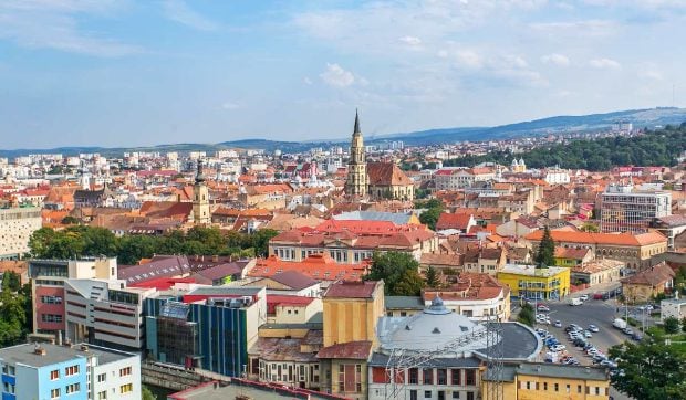 Destinațiile din România alese de turiști toamna. Cât costă o noapte de cazare în orașele mari din țară