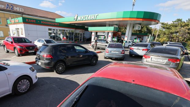 Cozi lungi și pompe goale. Criza benzinei și motorinei din Rusia, în imagini