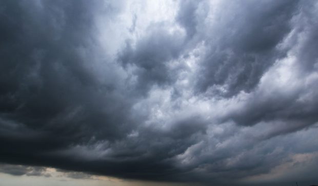 12 județe intră la noapte sub alertă meteo de ploi torențiale. Vreme severă în toată țara până sâmbătă dimineață
