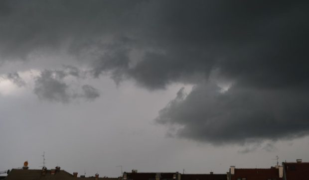 Cod roșu de ploi torențiale în București și 5 județe, de marți seară. Fenomene meteo extreme în jumătate de țară