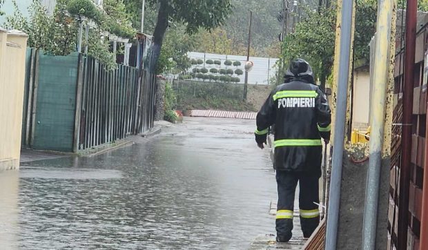 Cod roșu și portocaliu de ploi în Constanța, Tulcea, Călărași și Ialomița, începând de marți seară. Un județ a decis deja să-și închidă școlile