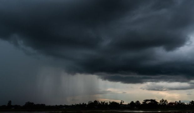 Cod roșu de ploi torențiale în estul țării, de marți noapte. Alertă meteo de vreme severă în România până joi dimineață
