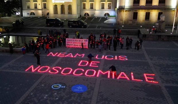 „Neam ucis de nosocomiale”: peste 100 de persoane din Iași au aprins lumânări pentru copiii care au murit în spital