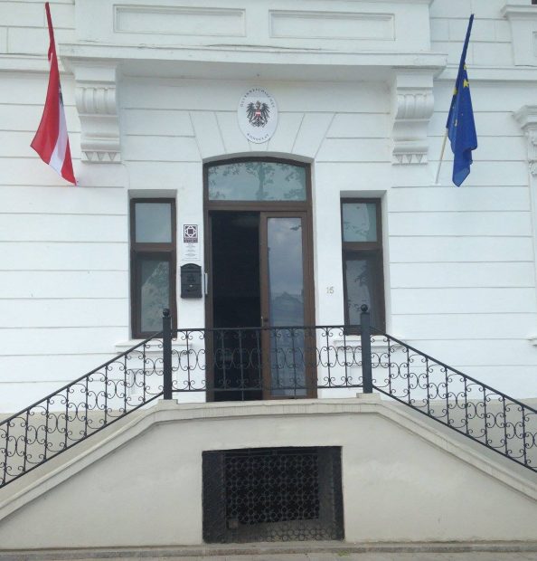 Un bărbat a sunat la ambasadă cerând anularea căsătoriei pe motiv că era beat, un influencer s-a plâns disperat că i-a căzut Wi-Fi-ul la hotel