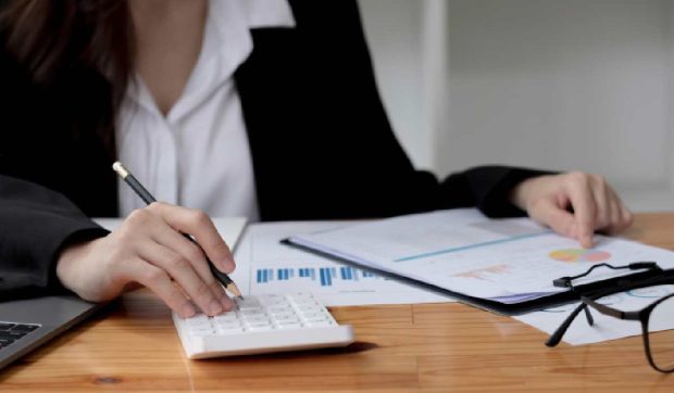 O contabilă de la două școli din județul Iași a furat ani la rând bani din salarii și de la elevi. Metoda prin care și-a dublat leafa