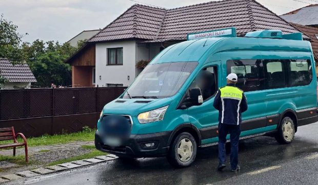 Șoferul unui microbuz școlar, prins băut la volan, în Arad, în timp ce transporta 25 de elevi