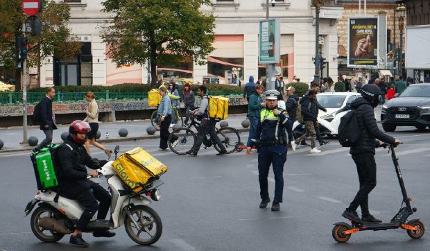 Elevii primesc colete la poarta școlii: „Ni se face foame”