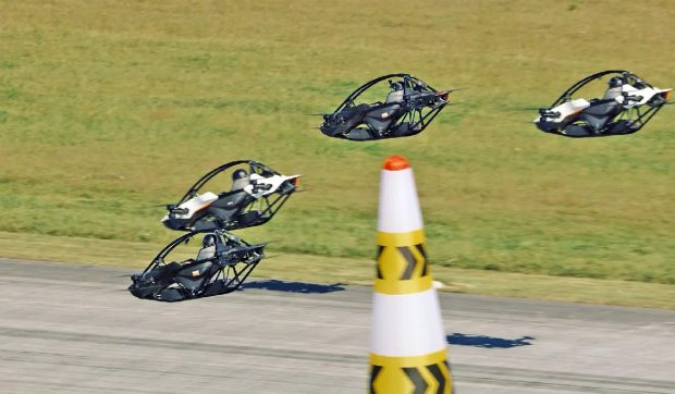 Patru piloți s-au întrecut într-o cursă cu mașini ca-n desenele The Jetsons