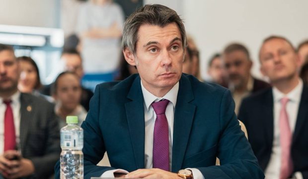 Un consilier ales pe listele USR din Deva, acuzat că a bătut 4 copii într-o excursie: „Pe un băiat l-a strâns de gât”
