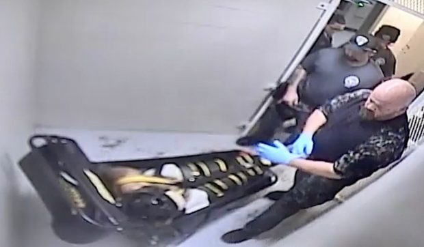 Serviciul de imigrări din SUA leagă suspecții „ca pe cadavre” în costume cu cătușe la mâini și picioare: „Nici animalele nu sunt legate așa”