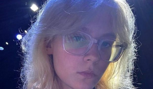 „Lăsați-l pe bătrân să tremure de frică”. Artistă de 18 ani, arestată după ce a cântat o melodie anti-Putin în Sankt Petersburg și momentul a devenit viral