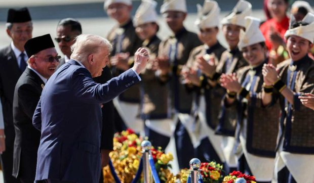 Moment inedit cu Donald Trump la Kuala Lumpur: președintele dansează pe ritmuri tradiționale în aplauzele mulțimii