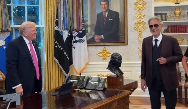 Andrea Bocelli i-a cântat lui Donald Trump „Time to say goodbye” în Biroul Oval și a falsat