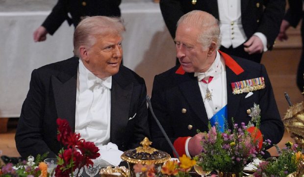 Directorul unui muzeu din SUA, forțat să demisioneze pentru că nu l-a lăsat pe Donald Trump să-i ofere regelui Charles o sabie