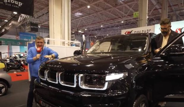 Cel mai mare SUV din câte există se află la Salonul Auto București și este produs de chinezi. Cât costă și ce garanție au aceste mașini imense
