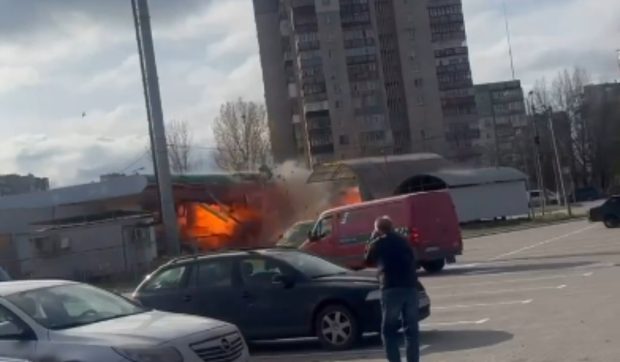 Momentul în care o dronă rusească lovește în plin o benzinărie din Sumî, rănind patru oameni | VIDEO
